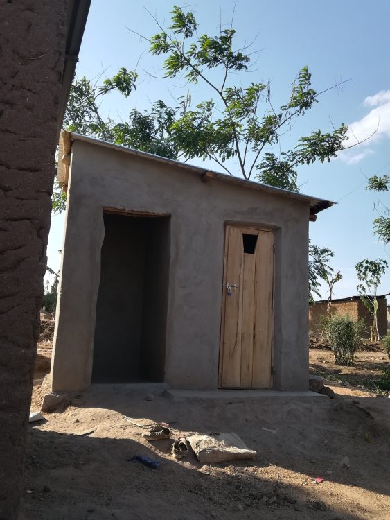Une latrine et son espace pour la douche