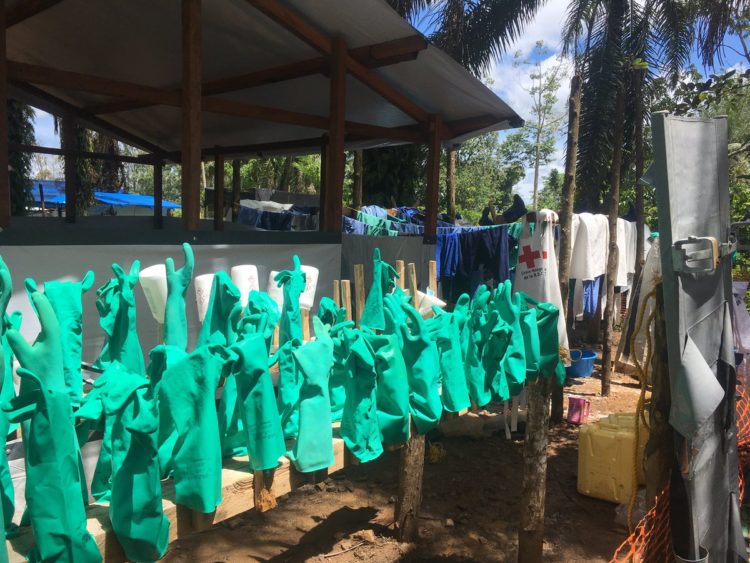 Lutter contre #Ebola est un combat de chaque instant. Tout doit etre parfaitement propre et chloré. Ici, le nettoyage du matériel pour éviter toute contamination.