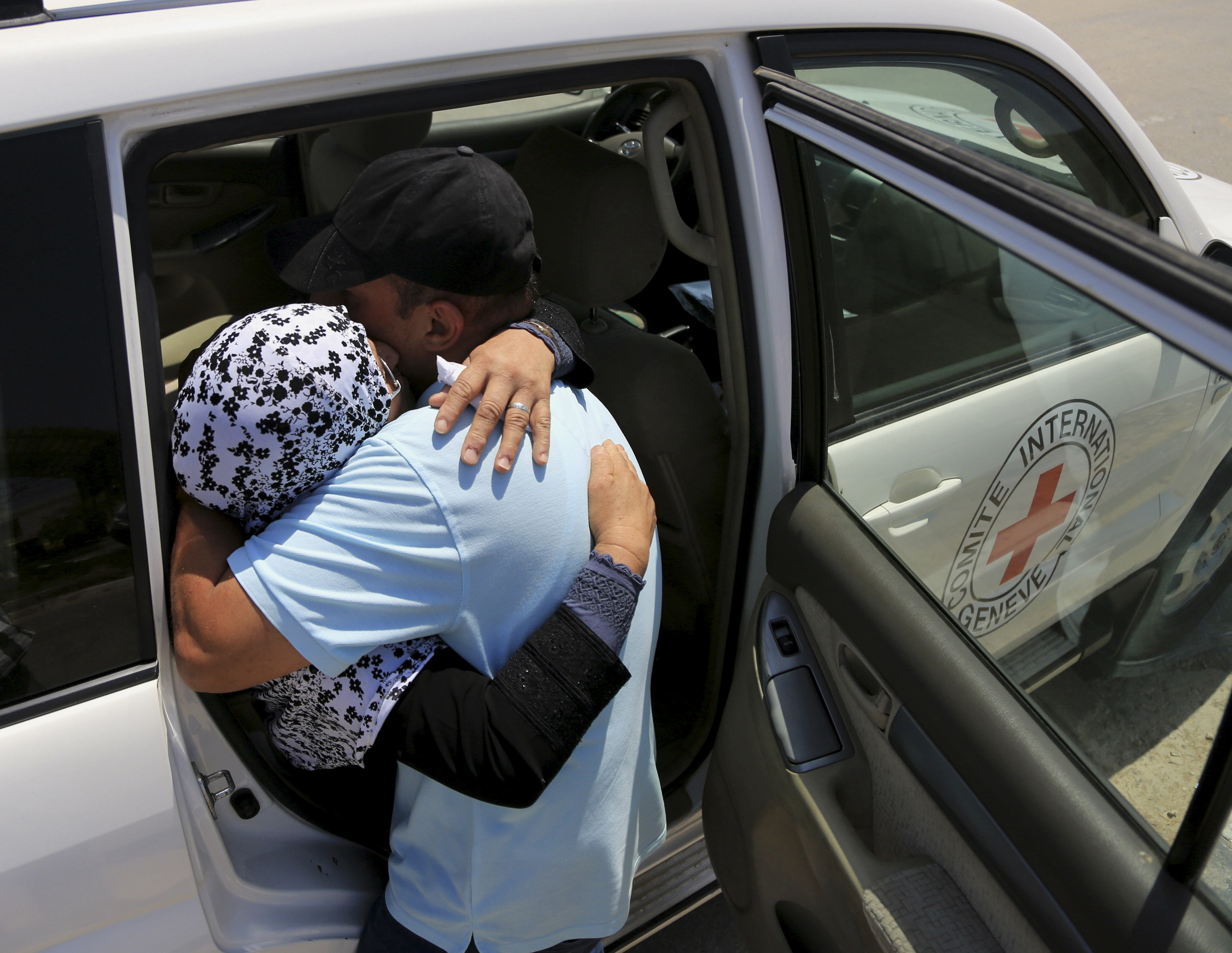 Gaza. Neamah retrouve son neveu, Ghassan, 42 ans, qu'elle n'a pas vu depuis longtemps.
