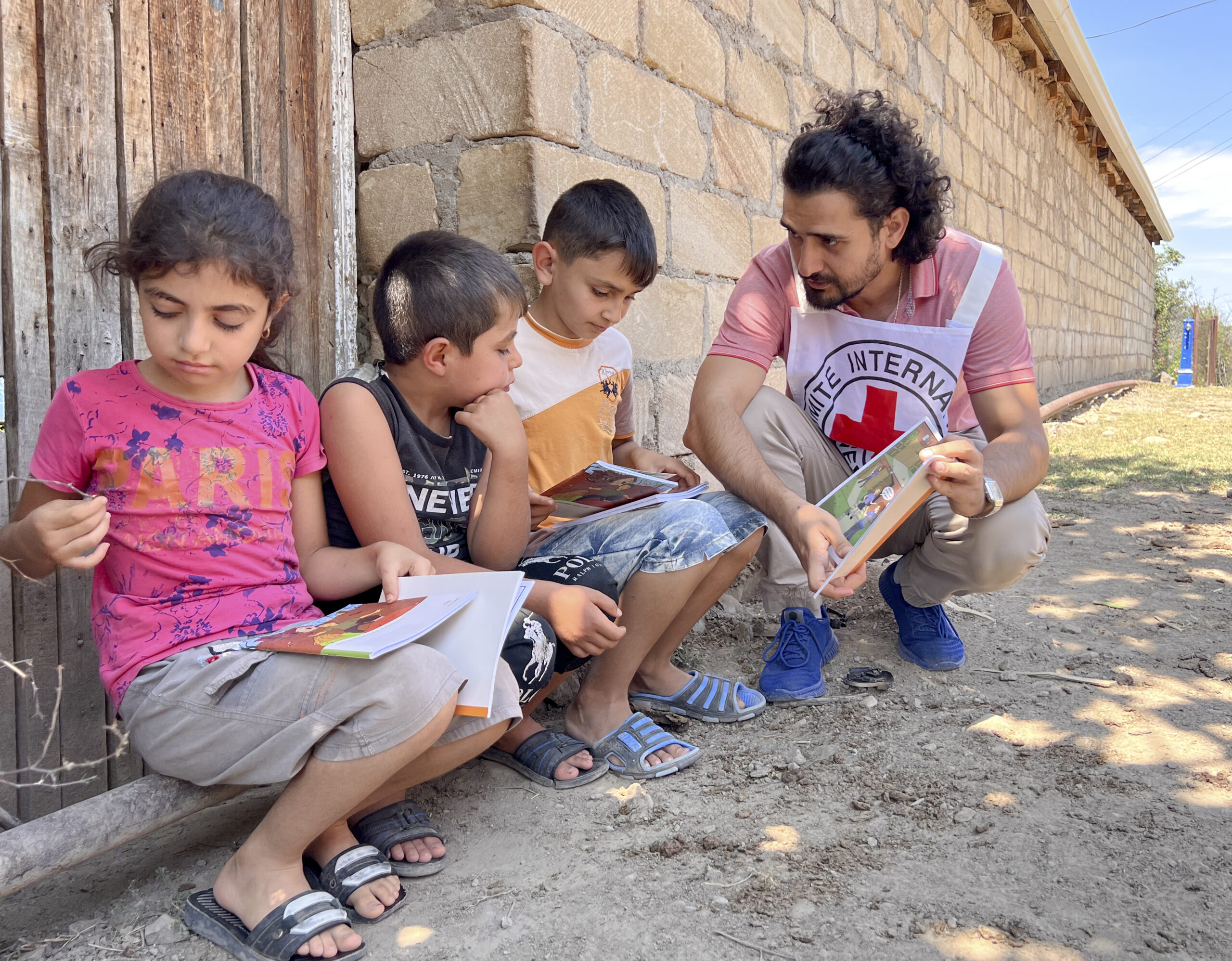 Le CICR distribue des brochures aux enfants afin de les informer sur les dangers des mines.