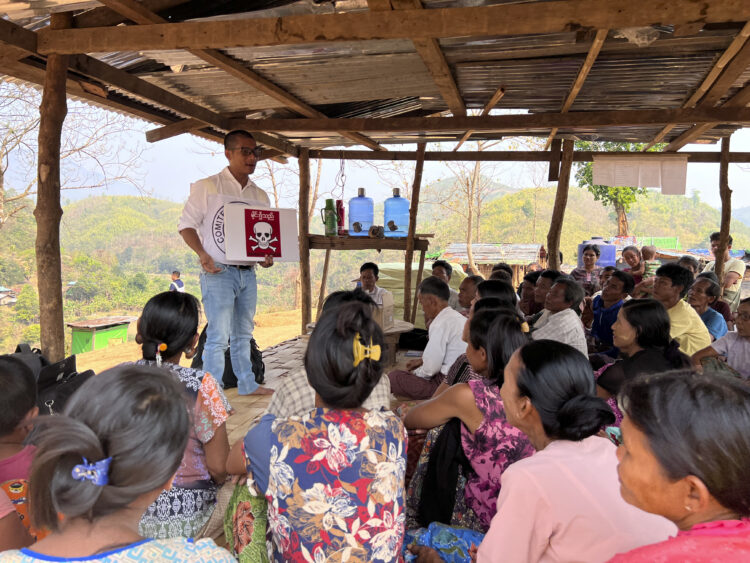 Le CICR sensibilise des personnes déplacées aux dangers des mines.